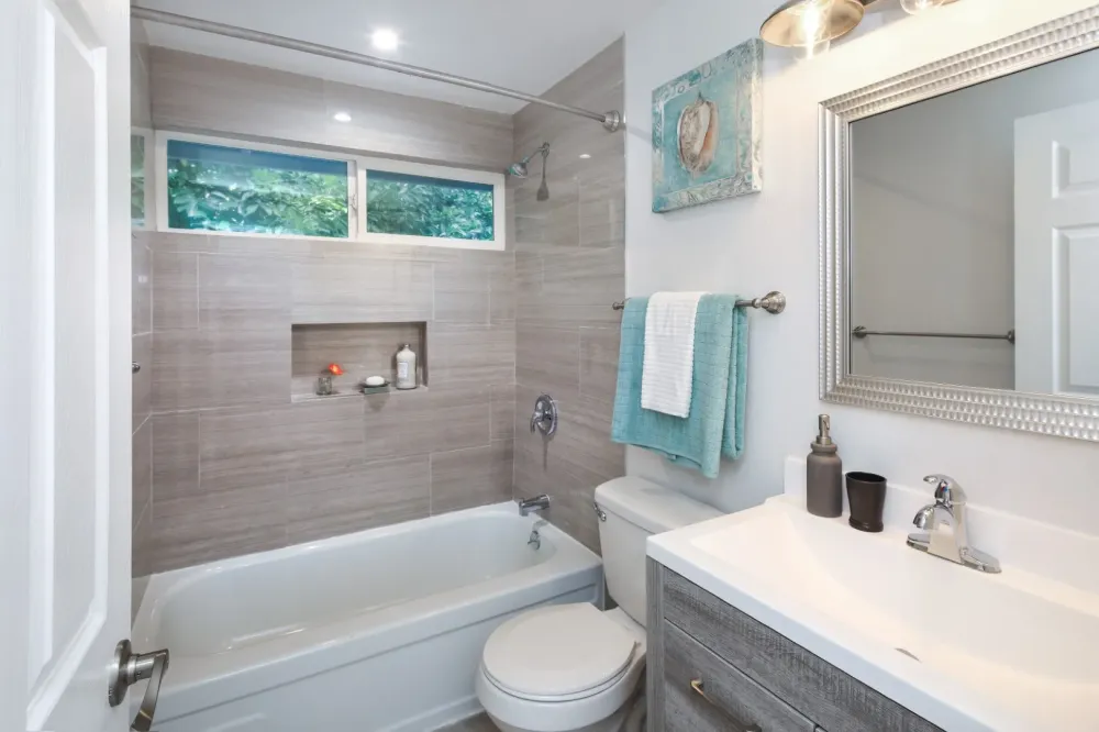 Salle de bain en lame LVT à Bonnes